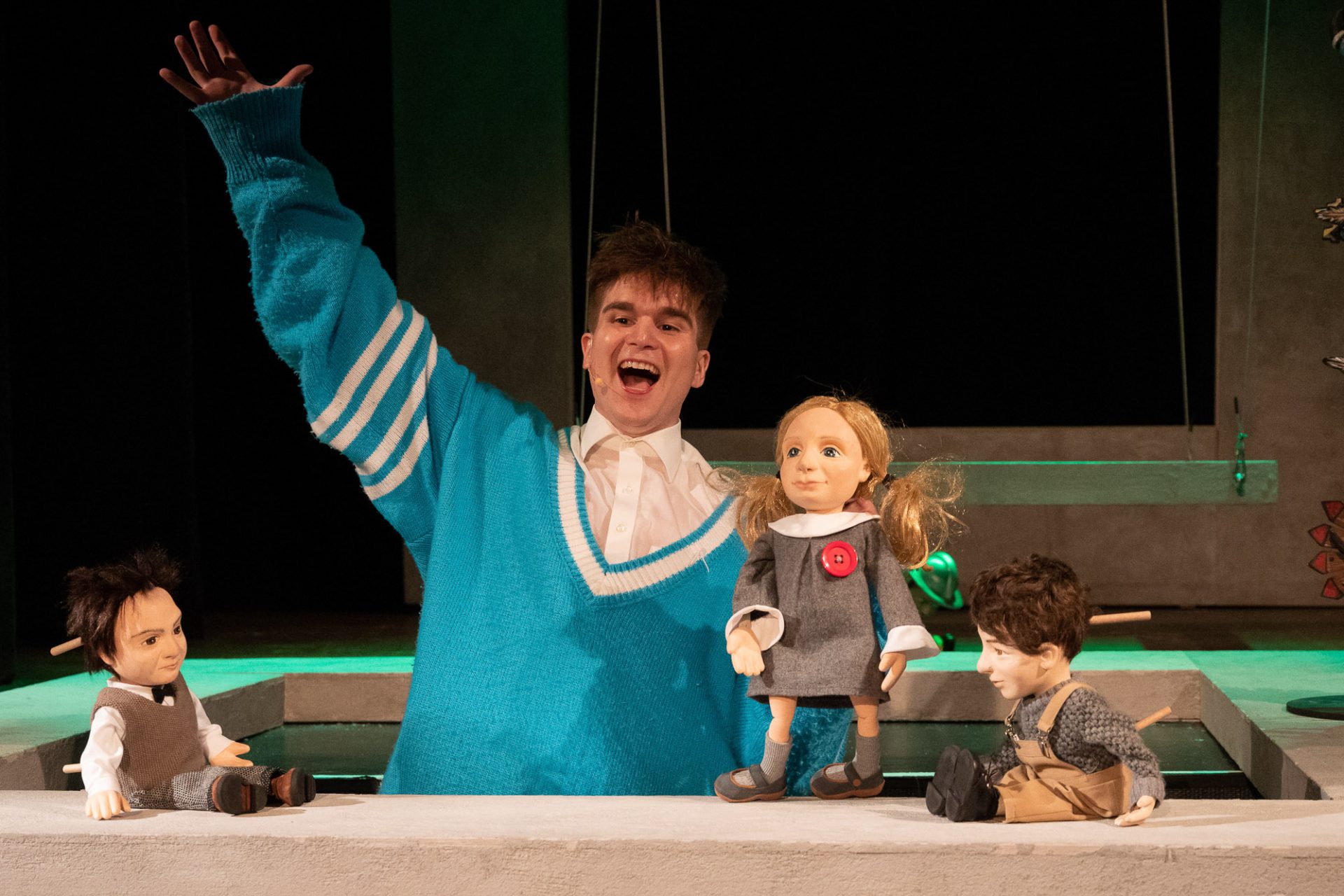 Uśmiechnięty aktor z lalką